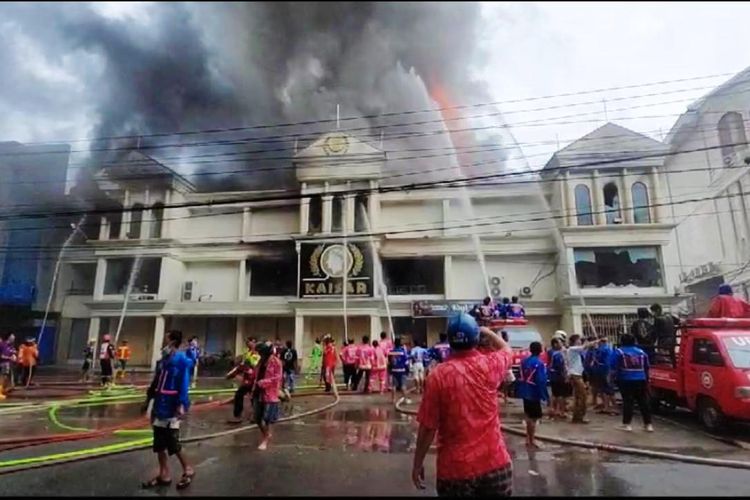 Supermarket Kaisar di Kecamatan Pontianak Utara, Kota Pontianak, Kalimantan Barat (Kalbar) terbakar, Rabu (27/3/2024) pagi. Belum diketahui penyebab kebarakan, namun api diduga berasal dari lantai dua supermarket.