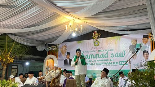 Momen Cak Imin Kena "Tampar Sayang" Kiai Syukron Ma'mun di Gresik