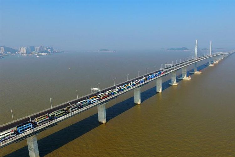 Jembatan laut terpanjang di dunia ini ada di China.