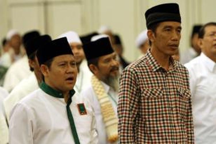 Ketua Umum DPP PKB Muhaimin Iskandar (kiri) dan calon presiden Joko Widodo menghadiri acara Silaturahim Nasional (Silatnas) Alim Ulama PKB, di Jakarta Selatan, Selasa (3/6/2014). Silatnas yang dihadiri sejumlah alim ulama PKB dan NU se-Indonesia ini digelar untuk memaparkan visi dan misi serta strategi pemenangan pasangan capres dan cawapres, Jokowi-Jusuf Kalla.