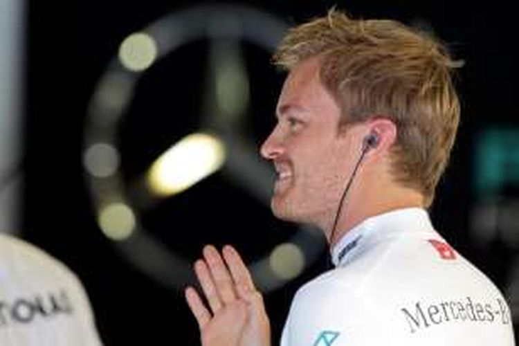 Pebalap Mercedes asal Jerman, Nico Rosberg, bersiap sebelum turun pada sesi latihan kedua GP Hongaria di Hungaroring, Jumat (22/7/2016).