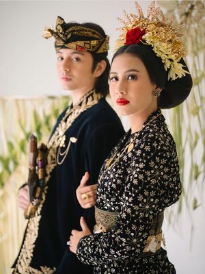 Angga Yunanda dan Shenina Cinnamon dalam pemotretan prewedding.