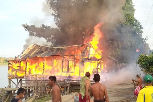 Detik-detik 2 Bocah Terjebak di Rumah yang Terbakar, 1 Anak Tewas dan Ibu Histeris Minta Tolong