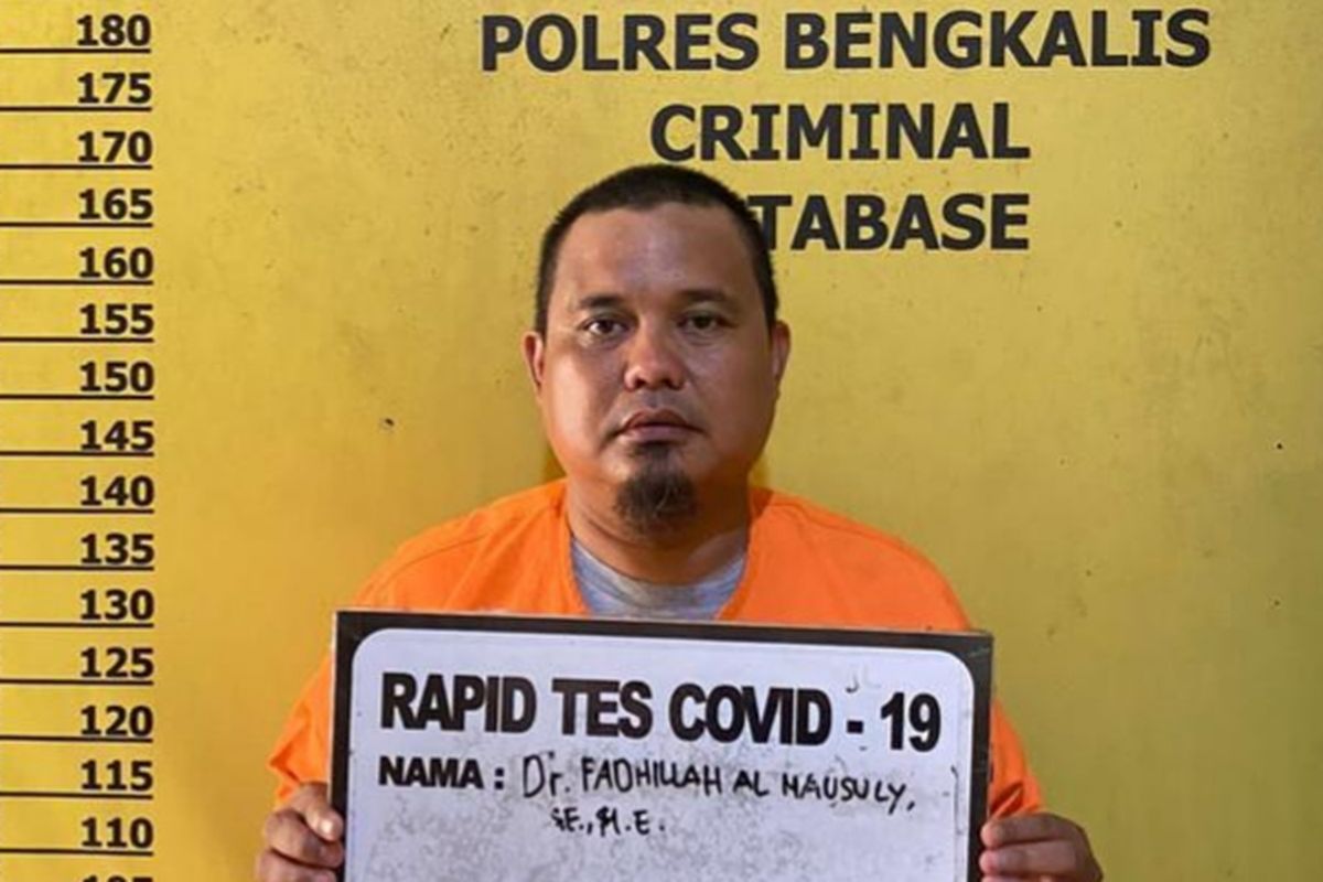 Mantan Ketua KPU Bengkalis, Fadhillah Almausuly saat ditahan di Polres Bengkalis atas kasus dugaan korupsi dana hibah pilkada, Rabu (2/8/2023).