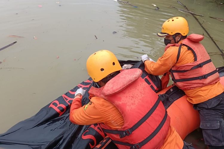 Setelah tiga hari pencarian, tim SAR gabungan berhasil menemukan jasad remaja yang hanyut di Sungai Deli. Korban ditemukan sejauh 12 kilometer dari lokasi awal menghilang.