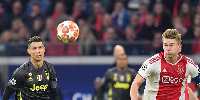 Penyerang Juventus, Cristiano Ronaldo (kiri) dan bek Ajax Amsterdam, Matthijs de Ligt, berlari mengejar bola pada laga leg pertama perempat final Liga Champions di Johan Cruijff ArenA, Amsterdam, Belanda, Rabu (10/4/2019).