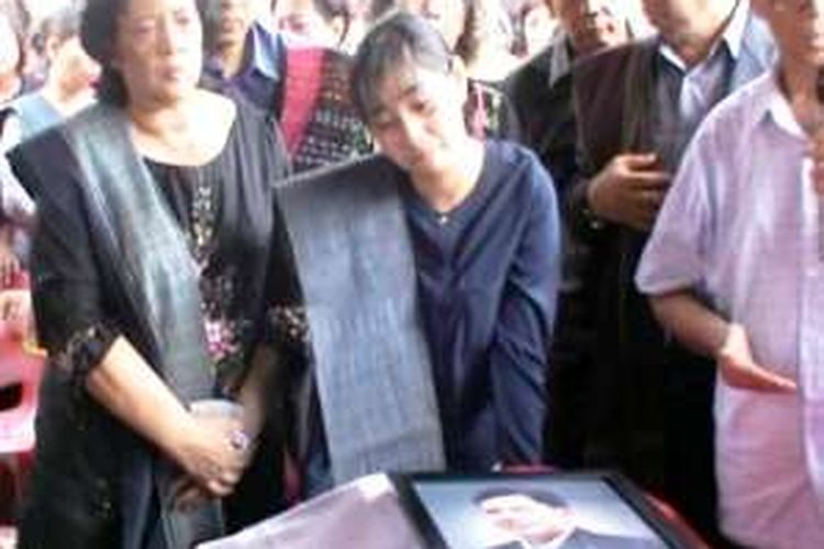 Qorry Grace Lubis, istri Almarhum Parada Siahaan menangis histeris di depan peti mati suaminya, Rabu (13/4/2016)