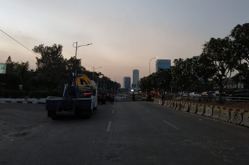 Pukul 17.29, Jalan Gatot Subroto Masih Ditutup