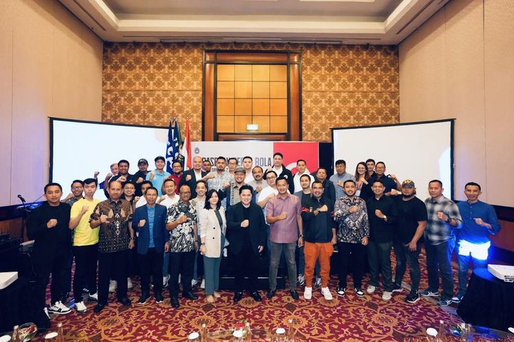 Perwakilan pemilik klub Liga 2 foto bersama seusai pembukaan Sarasehan Sepak Bola Nasional di Sheraton Hotel Surabaya, Sabtu (4/3/2023) pagi.