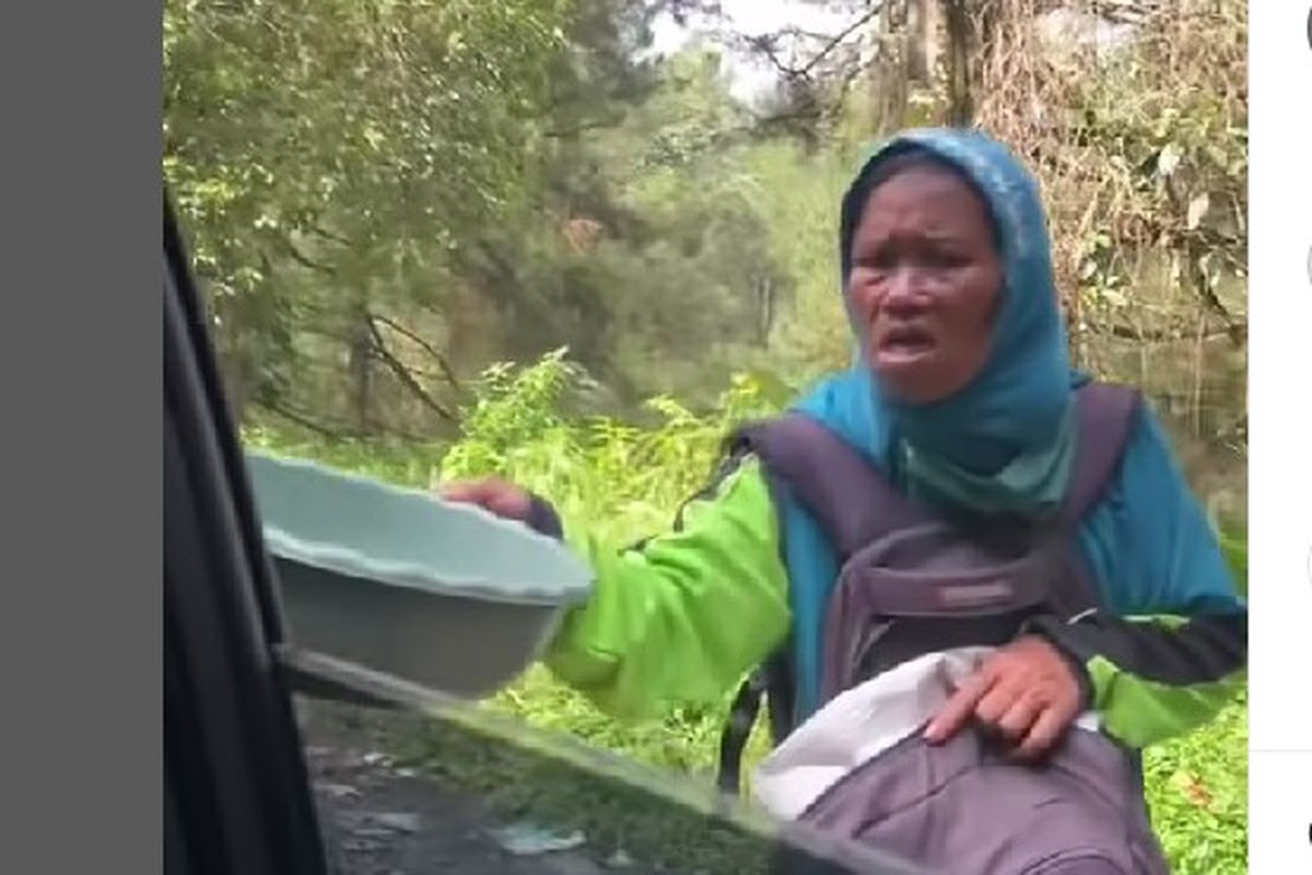  Baliah, pengemis di Gunung Salak, Jawa Barat, yang videonya viral di media sosial.