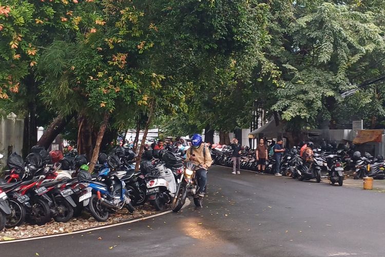 Penampakan parkir liar di kawasan RW 01 Kelurahan Melawai, Kebayoran Baru, Jakarta Selatan, Kamis (27/6/2024).