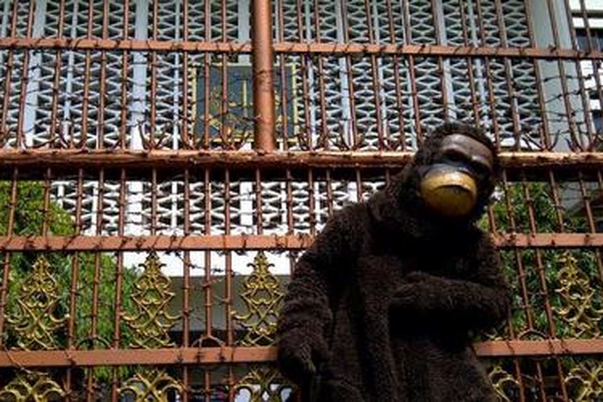 Aktivis COP di depan gerbang Gedung Kejaksaan Agung RI di Jakarta, Jumat (13/4/2012)  