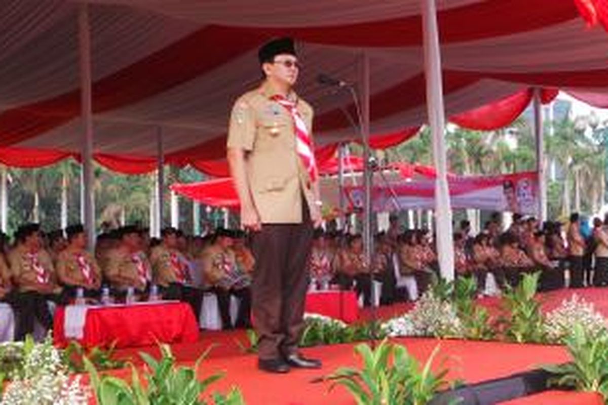 Gubernur DKI Jakarta Basuki Tjahaja Purnama saat memimpin upacara pada Peringatan Hari Pramuka ke-54, di Lapangan Monas, Jumat (14/8/2015).  