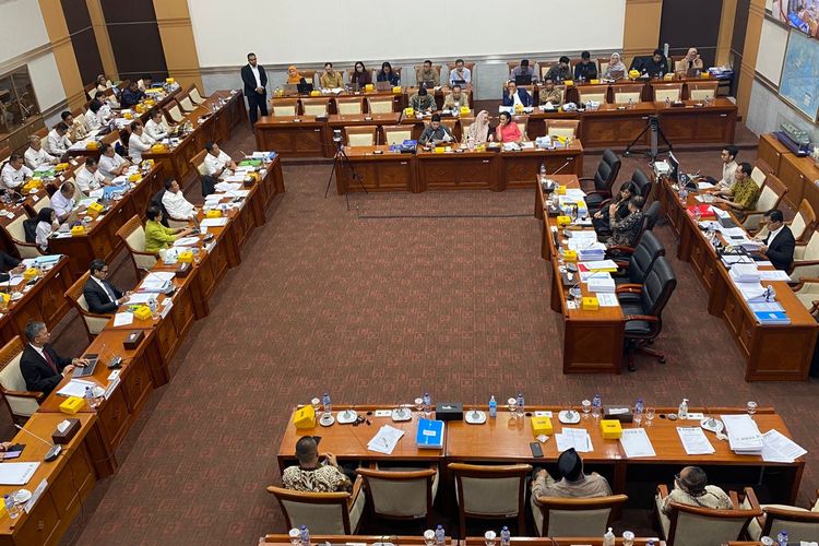 Suasana rapat kerja Komisi I DPR bersama Menlu dan Wamenhan di Kompleks Parlemen Senayan, Jakarta, Rabu (19/6/2024) membahas 5 RUU bidang Pertahanan RI dengan lima negara.