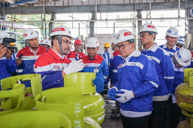 Menteri Perdagangan (Mendag) Budi Santoso saat meninjau Stasiun Pengisian Bulk Elpiji (SPBE) Rewulu, Kabupaten Bantul, Yogyakarta pada Jumat (20/6/2025). 