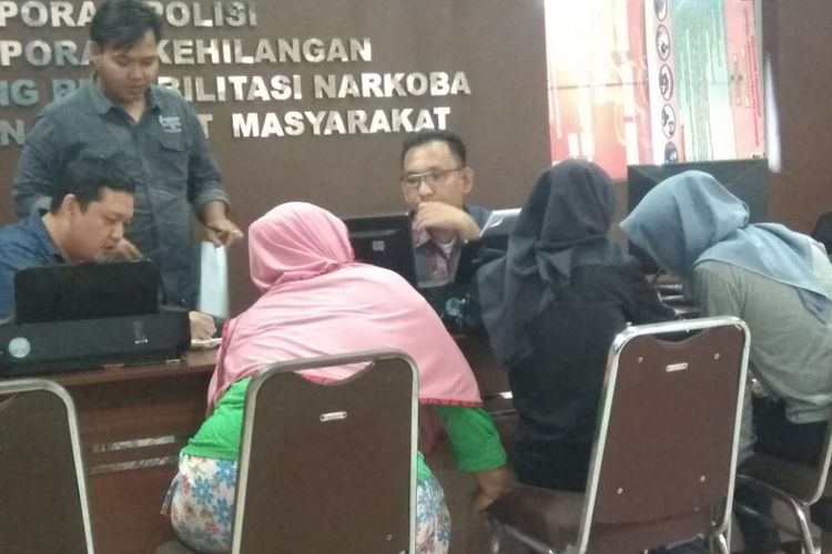 Korban WE bersama ibunya saat membuat laporan di Polresta Palembang