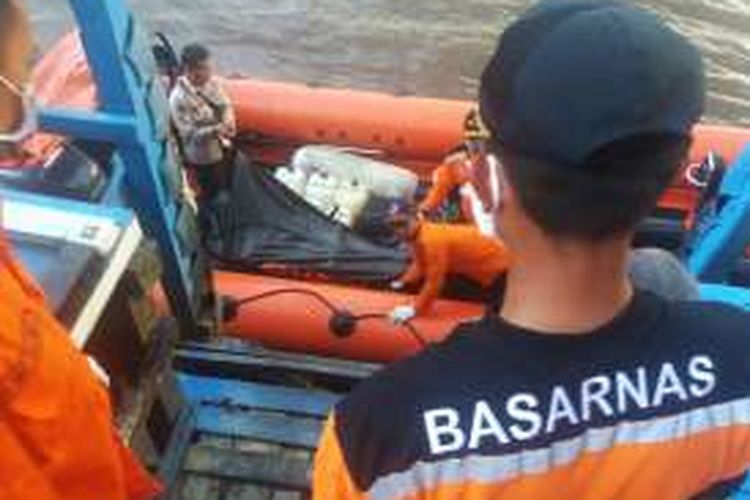 (foto Tim Sar Balikpapan)Tim Sar dari Basarnas Balikpapan kerika mengevakuasi Nur Aini Senin (19/12). Nur Aini nelayan pencari udang menghilang ketika [erahu yang digunaan melaut  diterjang angin kencang dan ombak tinggi di perairan Tanjung Pemarung. 