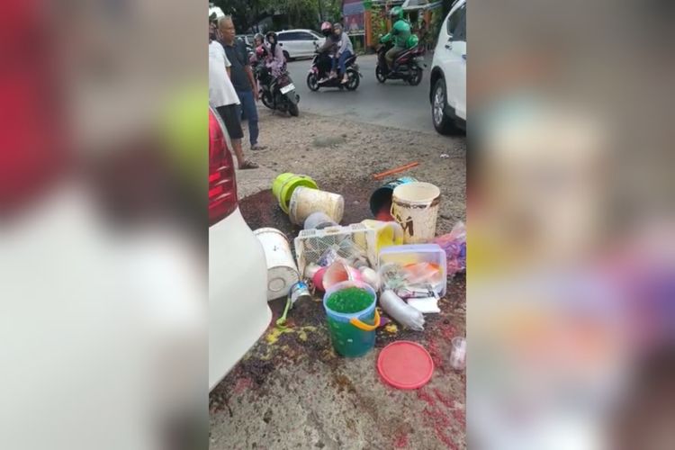 Potongan gambar barang dagangan milik MM yang terhambur ke tanah lantaran diacak-acak sang ibu tiri di Jalan Daeng Ngeppe, Kota Makassar, Sulawesi Selatan (Sulsel), pada Rabu (26/4/2023)