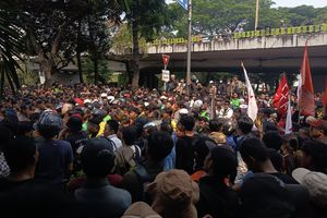 Polisi Cegat Massa yang Baru Datang ke Depan Gedung DPR untuk Demo 27 Agustus