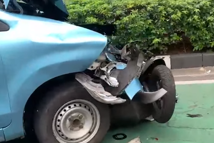 Kecelakaan taksi dengan sepeda motor