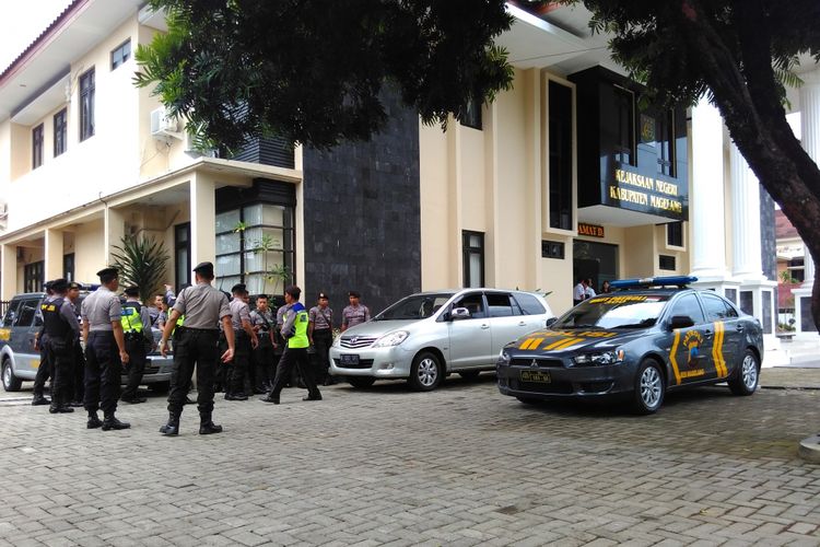 Gedung Kejaksaan Negeri Magelang dijaga ketat petugas polisi selama pelimpahan tersangka kasus pembunuhan siswa SMA Taruna Nusantara, Rabu (12/4/2017).