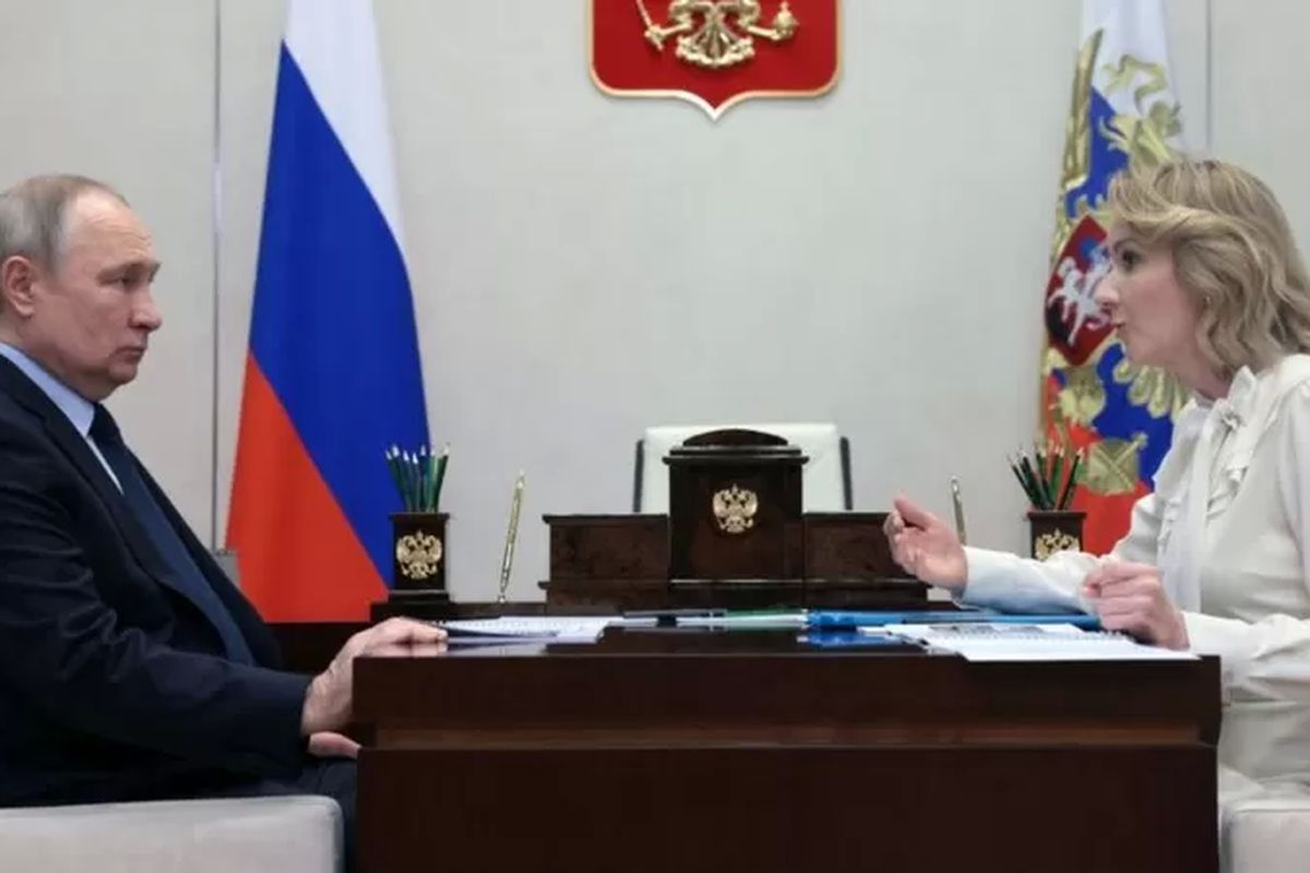 Vladimir Putin dan Maria Lvova-Belova, komisioner hak anak Rusia dalam pertemuan mereka bulan lalu.