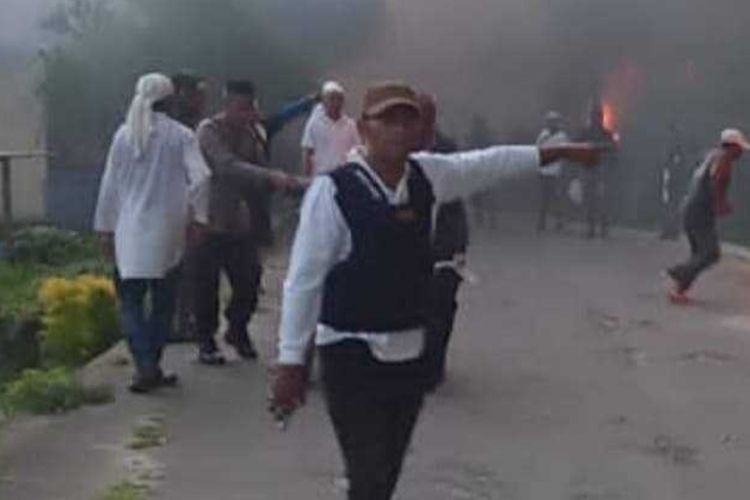 Kapolsek Pulau Haruku AKP Subhan Amin berada di tengah di lokasi bentrok di Desa Kariuw, Kecamatan Pulau Haruku, Maluku Tengah, Rabu (26/1/2022)