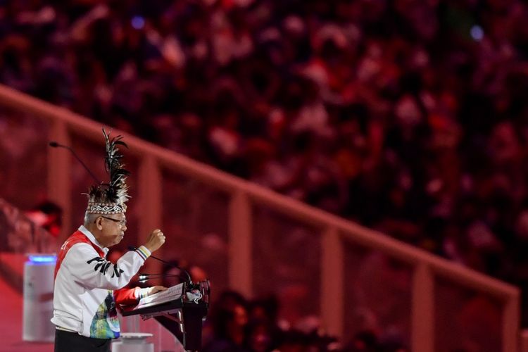Wakil Presiden Ma'ruf Amin menyampaikan sambutannya sekaligus menutup secara resmi perhelatan PON Papua di Stadion Lukas Enembe, Kompleks Olahraga Kampung Harapan, Distrik Sentani Timur, Kabupaten Jayapura, Papua, Jumat (15/10/2021). ANTARA FOTO/Zabur Karuru/wsj.
