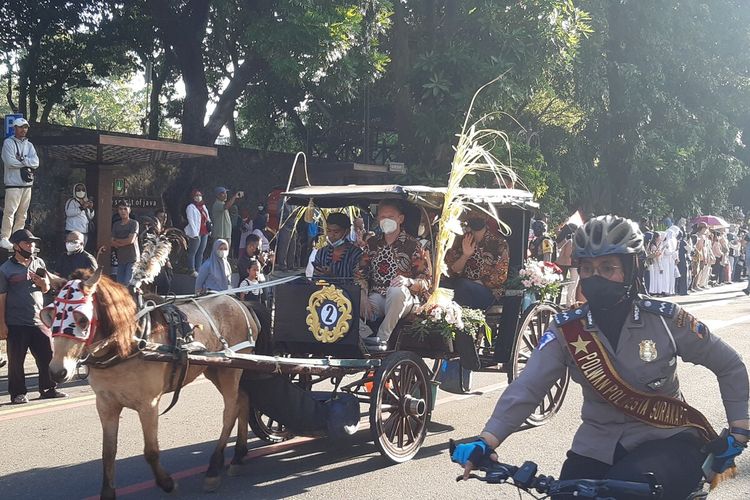 Para delegasi G20 menaiki andong dalam kirab budaya kolaborasi dengan Solo Batik Carnival menutup rangkaian pertemuan lanjutan kelompok kerja Trade, Investment, and Industry Working Group (TIIWG) G20 digelar di Solo, Jawa Tengah, Kamis (7/7/2022).
