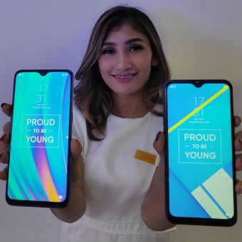 Model memamerkan Realme 3 Pro dan Realme C2 dalam acara peluncuran kedua ponsel di Depok, Rabu (8/5/2019).