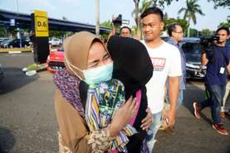 Salah satu WNI yang sempat ditahan oleh Pemerintah Filipina terkait paspor palsu ibadah haji menangis usai tiba di Bandara Soekarno-Hatta, Minggu (4/9/2016). Sebanyak 58 warga negara Indonesia (WNI) yang sempat ditahan Pemerintah Filipina pada Agustus lalu sudah tiba di tanah air untuk dipulangkan ke daerah asalnya masing-masing. Foto : Diskominfo Kabupaten Bogor