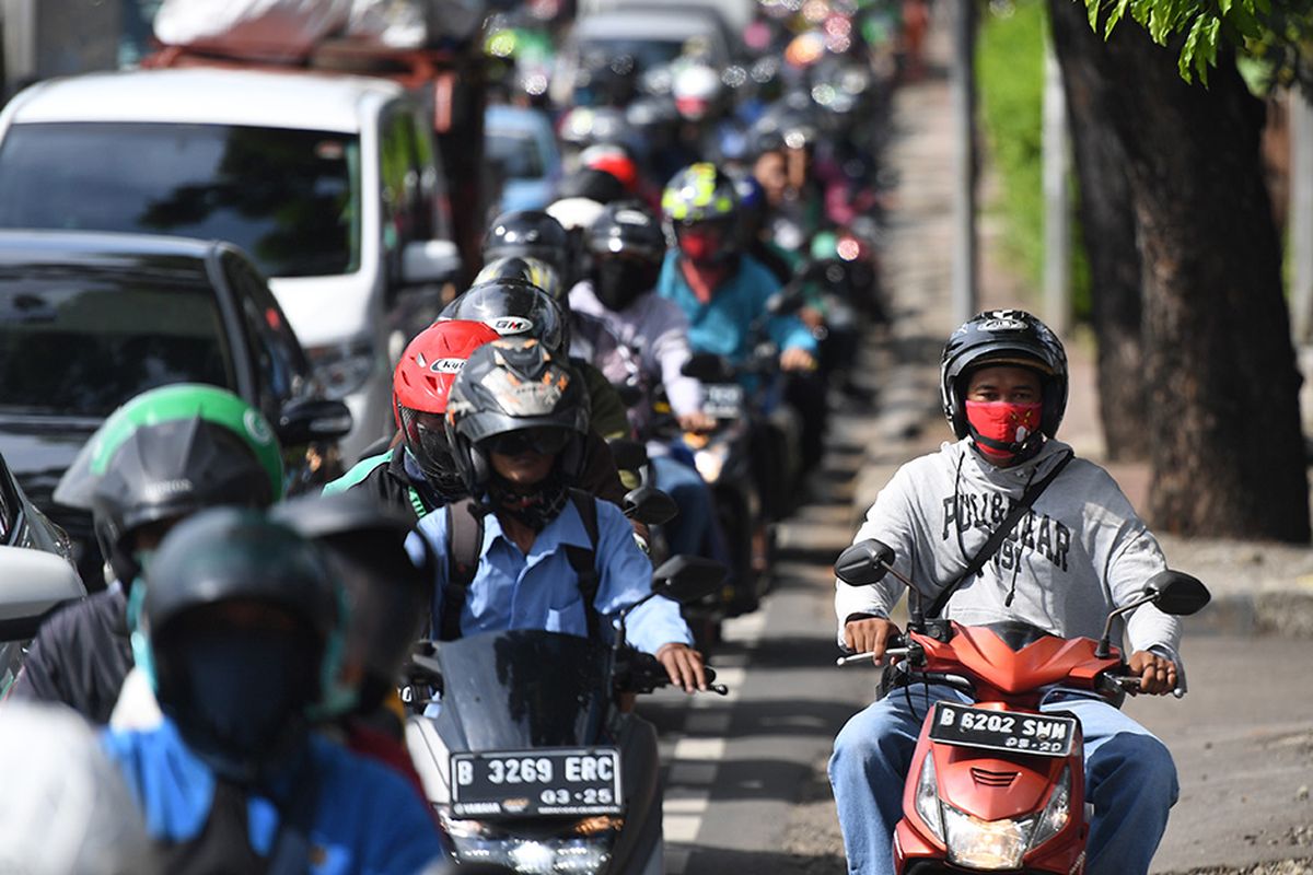 Sejumlah kendaraan terjebak kemacetan di Jalan Raya Pasar Minggu, Jakarta, Rabu (8/4/2020). Pemprov DKI Jakarta telah menetapkan masa sosialisasi penerapan aturan Pembatasan Sosial Berskala Besar (PSBB) selama dua hari yaitu 8-9 April 2020 sebelum menerapkan kebijakan tersebut secara penuh pada 10 April 2020.