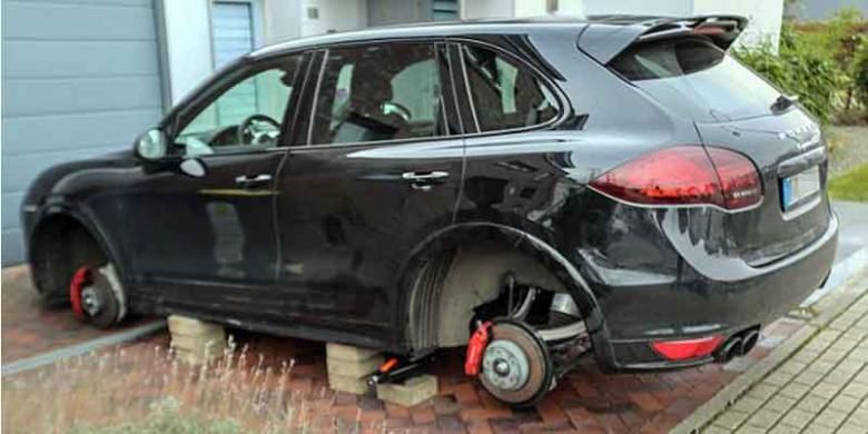 Pencuri menggondol empat ban mobil Porsche Cayenne GTS milik striker Borussia Dortmund Robert Lewandowski, dan mengganjal mobil itu dengan batu bata. Mobil ini diparkir di rumah Lewandowski di Dortmund, Minggu (9/2/2014) malam.