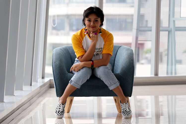 Nirina Zubir pemeran Emak dalam film Keluarga Cemara saat mengunjungi kantor Redaksi Kompas.com di Menara Kompas, Jakarta, Senin (26/11/2018). Film Keluarga Cemara akan tayang di bioskop 3 Januari 2019 mendatang.