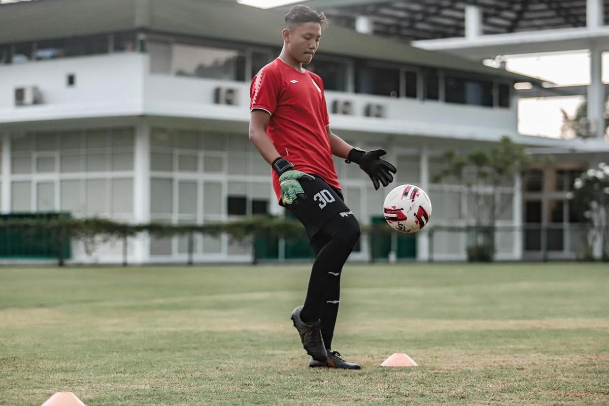 Kiper muda PS Sleman dari PS Sleman Development Center Safa'at Arif Alan Romadona berlatih di  Lapangan Yogyakarta Independent School (YIS) Sleman, Sabtu (22/5/2021). 

