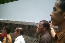 Presiden SBY Pidato, Warga Malah Asyik Foto Jokowi