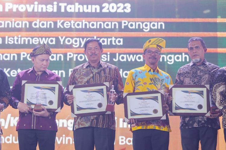 Penjabat (Pj) Gubernur Jateng Nana Sudjana dalam acara Bapanas Award yang berlangsung di The Sultan Hotel & Residence, Jakarta, Minggu (28/7/2024).