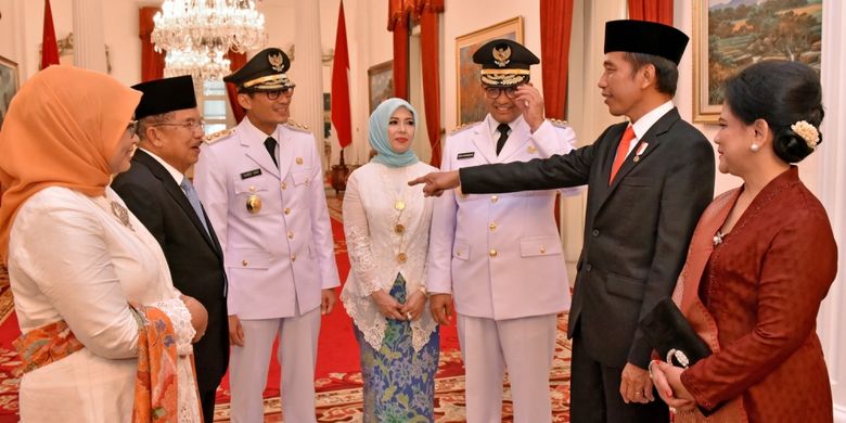 Presiden Joko Widodo bersama Ibu Negara Iriana Widodo, berbincang bersama, Wakil Presiden Jusuf Kalla, Gubernur DKI Jakarta, Anies Baswedan bersama istrinya Fery Farhati Ganis, Wakil Gubernur DKI Jakarta Sandiaga Uno dan Istrinya Nur Asia seusai pelantikan Gubernur DKI Jakarta, di Istana Kepresidenan, Senin (16/10/2017). Anies-Sandi akan memimpi Jakarta selama 5 tahun dari 2017-2022.