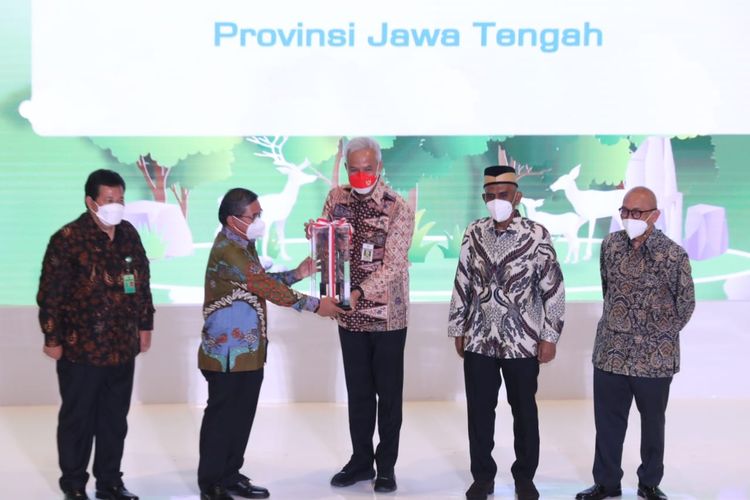 Gubernur Jawa Tengah Ganjar Pranowo saat menerima penghargaan Green Leadership Nirwasita Tantra 2021 yang diserahkan Wakil Menteri LHK Alue Dohong di Gedung Manggala Wanabakti, Jakarta, Rabu (20/7/2022).
