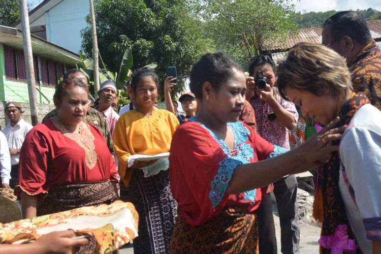 Pendiri Taman Bacaan Pelangi Republik Indonesia, Nila Tanzil menerima pengalungan dari panitia peresmian Taman Bacaan Pelangi yang ke-100 di SDK Nangapanda I, Desa Ndorurea, Kecamatan Nangapanda, Kabupaten Ende, Flores, NTT, Kamis (13/9/2018).