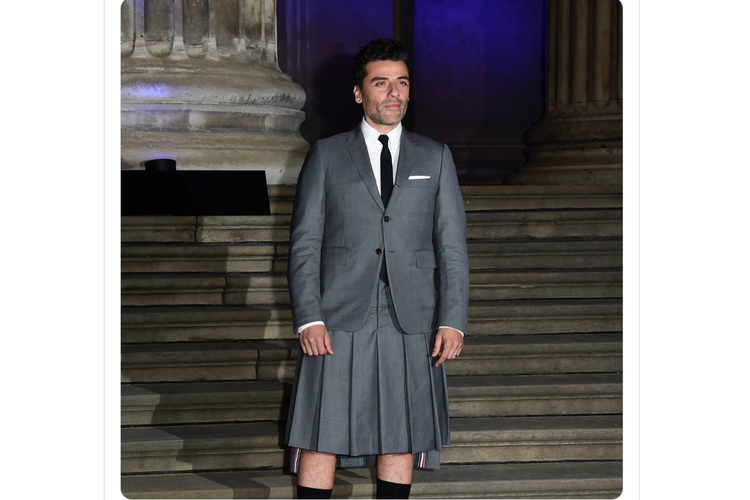 Penampilan Oscar Isaac baru-baru ini membuat publik heboh. Dalam pemutaran perdana serial Moon Knight, aktor tersebut memakai setelan rok rancangan desainer Thom Browne.