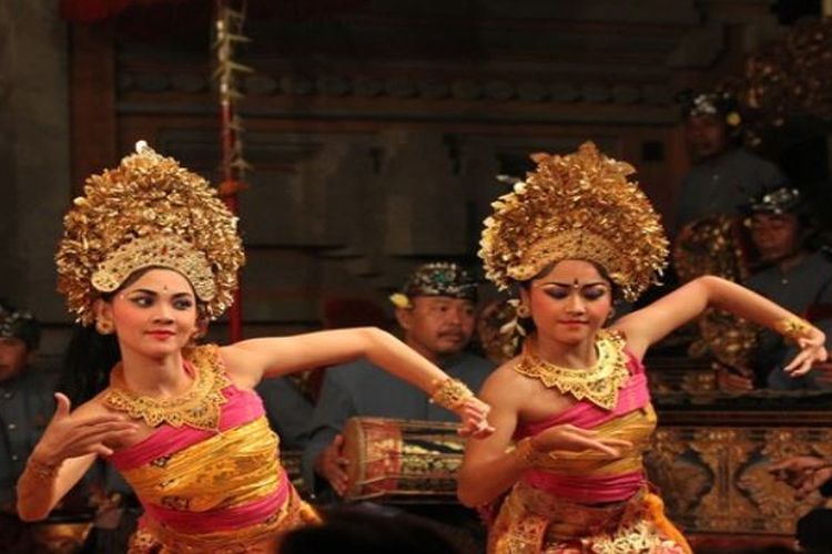 Tari Pendet berasal dari Bali. Tari Pendet adalah tari tradisional kreasi yang sangat terkenal era 1970 an hingga 1980 an