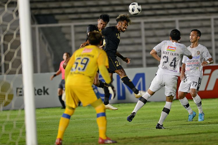 Pesepak bola Tim Nasional (Timnas) U-23 Yakob Sayuri (tengah) menyundul bola ke arah gawang klub Bali United dalam pertandingan uji coba di Stadion Madya, Gelora Bung Karno (GBK), Jakarta, Minggu (7/3/2021). Pertandingan dimenangkan Timnas U-23 dengan skor 3-1.