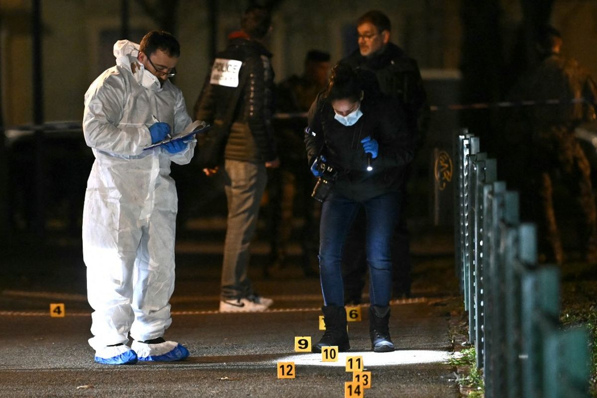 Polisi forensik Perancis bekerja di lokasi serangan pisau yang menewaskan satu orang dan melukai dua petugas polisi di Mulhouse, Perancis timur pada 22 Februari 2025. Jaksa penuntut mengatakan tiga petugas lainnya mengalami luka ringan dalam serangan di kota Mulhouse, yang dilakukan oleh tersangka berusia 37 tahun yang masuk dalam daftar pantauan pencegahan teror, kata jaksa kepada AFP.