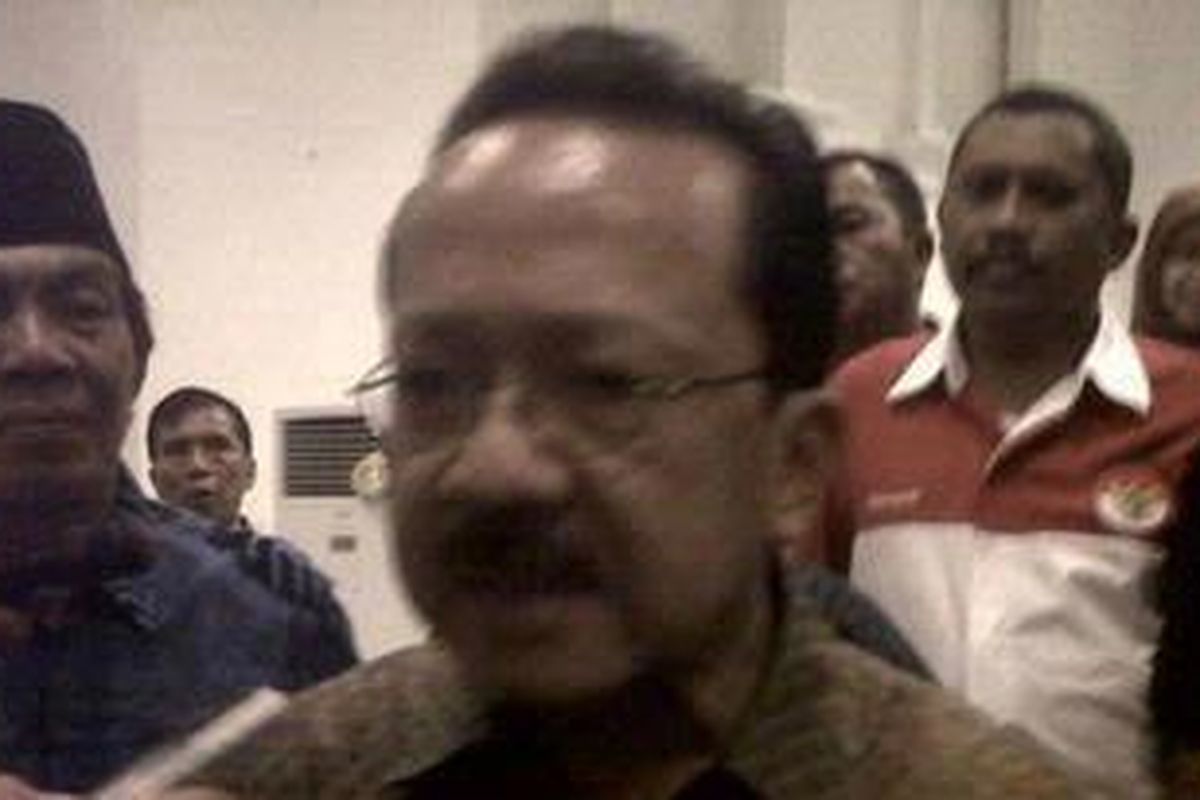 Ilustrasi: Gubernur DKI Jakarta Fauzi Bowo berbicara kepada wartawan seusai menerima Legiun Veteran Republik Indonesia di Balai Kota, Jakarta, Senin (28/11/2011).