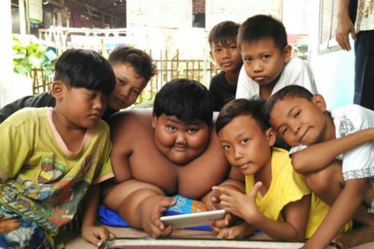 Bermain karambol sambil bermain game di tablet. Aktivitas yang Arya lakukan di sore hari. pada pertengahan Juli 2016 lalu.