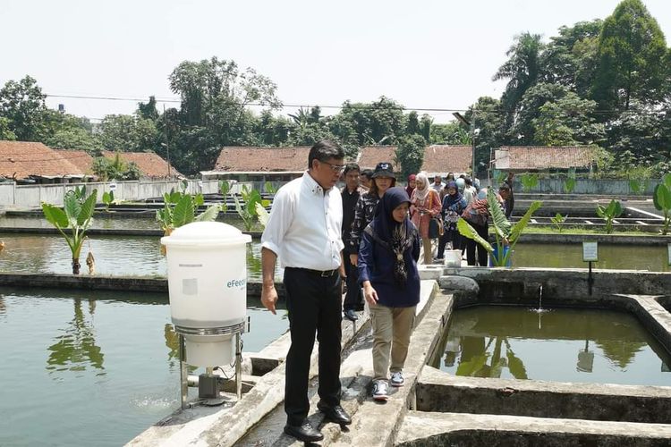 Kepala BRSDMKP I Nyoman Radiarta saat mengunjungi SFV UPT Cibalagung, Bogor, Jawa Barat beberapa waktu lalu.