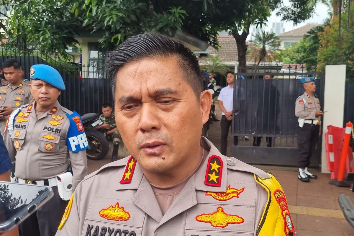 Kepala Kepolisian Daerah (Kapolda) Metro Jaya Irjen Karyoto di halaman Gedung KPU, Jakarta, Senin (27/11/2023).