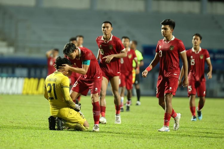 Timnas U23 Indonesia saat bertanding pada final Piala AFF U23 2023 melawan Vietnam di Stadion Rayong, Thailand, Sabtu (26/8/2023). Indonesia menjadi runner up usai kalah 5-6 dari Vietnam pada babak adu penalti. Timnas U23 Indonesia selanjutnya akan dipersiapkan untuk bertanding pada Kualifikasi Piala Asia U23 2024. 