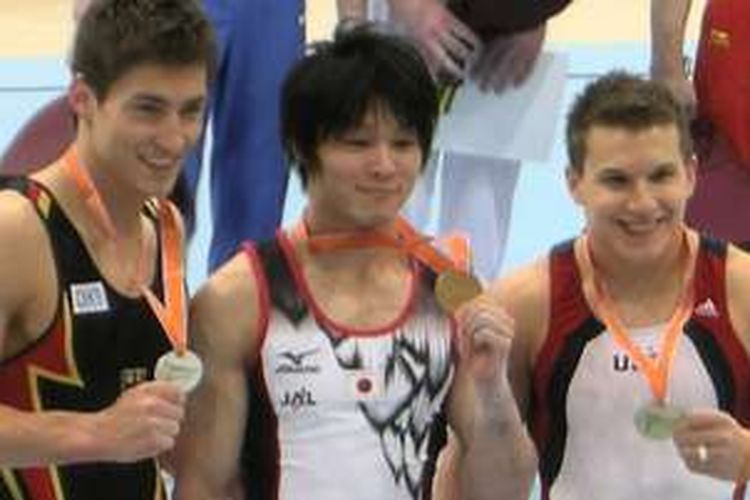 Kohei Uchimura (tengah), atlet senam putra Jepang pemegang medali emas Olimpiade 2012